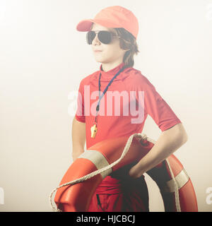 kleiner Junge Rettungsschwimmer Stockfoto