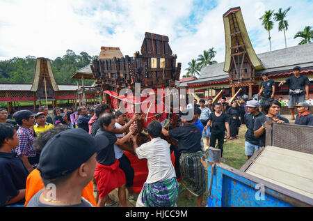 Tana Toraja, Sulawesi, Indonesien - 15 August: Trauerfeier am 15. August 2016 in Tana Toraja, Sulawesi, Indonesien. Stockfoto