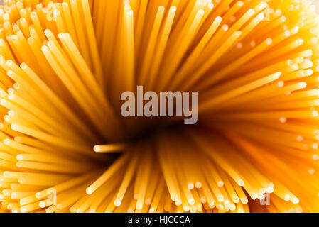 Zusammenfassung von trocken und ungekochte Spaghetti Tunnel mit flachen Enden im Mittelpunkt. Stockfoto