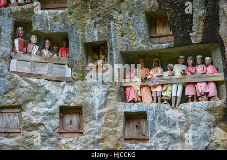 Galerien von Tau-Tau bewachen die Gräber. LEMO ist Klippen alte Grabstätte in Tana Toraja, Sulawesi, Indonesien. Stockfoto