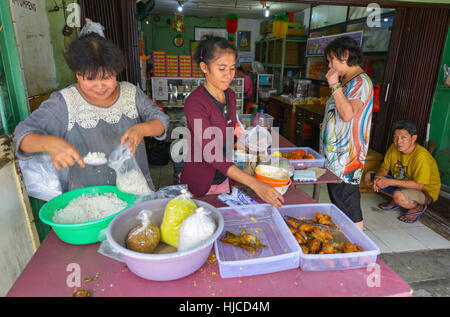 Jakarta, Java, Indonesien - 25 August: Unbekannte Frauen verkaufen Essen auf einem Markt in Jakarta am 25. August 2016 in Java, Indonesien Stockfoto