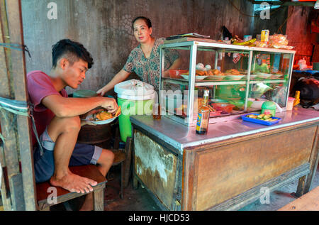 Jakarta, Java, Indonesien - 25 August: Unbekannte Frau Verkauf von Lebensmitteln auf einem Markt in Jakarta am 25. August 2016 in Java, Indonesien Stockfoto