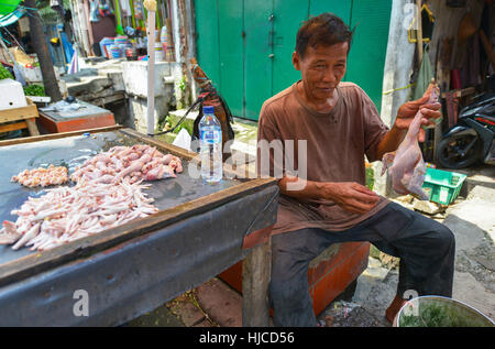 Jakarta, Java, Indonesien - 25 August: Unbekannter Mann Verkauf von Lebensmitteln auf einem Markt in Jakarta am 25. August 2016 in Java, Indonesien Stockfoto