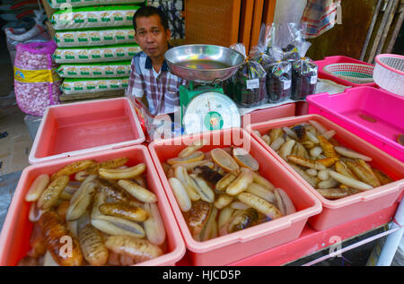 Jakarta, Java, Indonesien - 25 August: Unbekannter Mann Verkauf von Lebensmitteln auf einem Markt in Jakarta am 25. August 2016 in Java, Indonesien Stockfoto