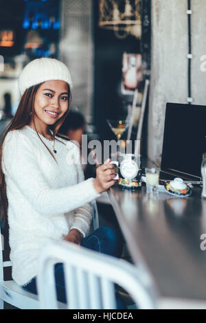 Wunderschöne junge Frau Tee im Café trinken Stockfoto