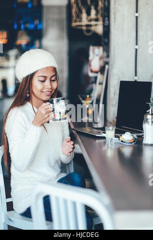 Wunderschöne junge Frau Tee im Café trinken Stockfoto