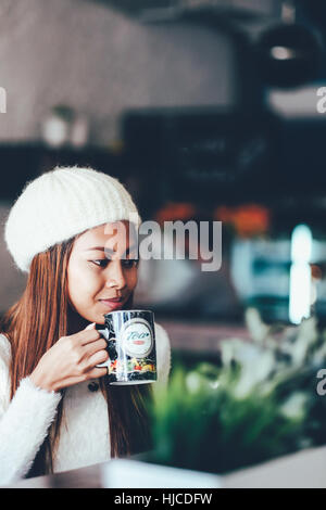 Wunderschöne junge Frau Tee im Café trinken Stockfoto