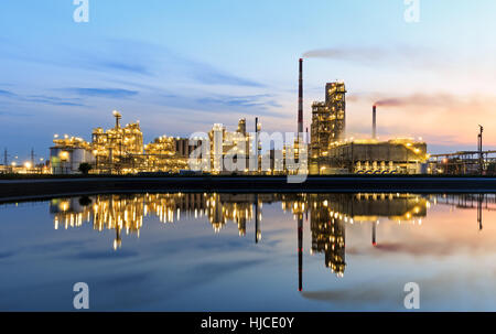 Hervorgehobene Ölraffinerie bei Sonnenuntergang Stockfoto