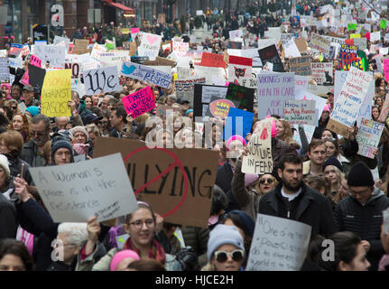 New York, USA. 21. Januar 2017. Zehn von Tausenden März in New York CIty Hinweise für viele ernste Probleme Anliegen die Trump-Verwaltung aufsetzen. (42nd Street) Bildnachweis: David Grossman/Alamy Live-Nachrichten Stockfoto