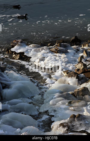 Zugefrorener Fluß Im Winter Stockfoto