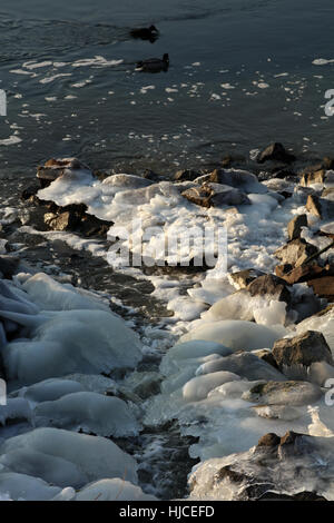 Zugefrorener Fluß Im Winter Stockfoto