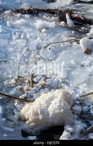 Zugefrorener Fluß Im Winter Stockfoto