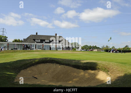 Blick über Grünbunker auf das 18. Grün und The Clubhouse, Canterbury Golf Club, Canterbury Kent England Stockfoto