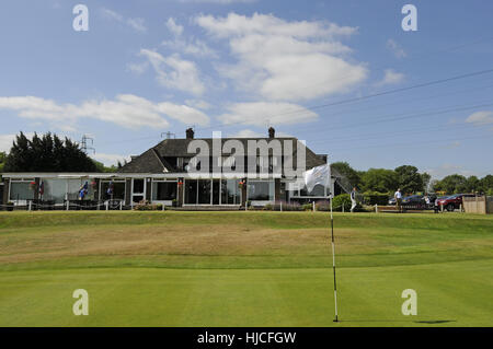 Bergauf zum Clubhaus aus dem 18. Grün, Canterbury Golf Club, Canterbury Kent England anzeigen Stockfoto