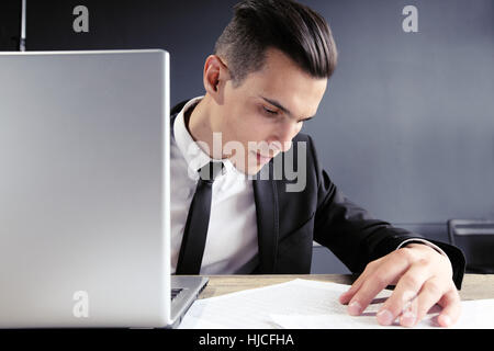 Geschäftsmann, die Arbeit mit Dokumenten und laptop Stockfoto