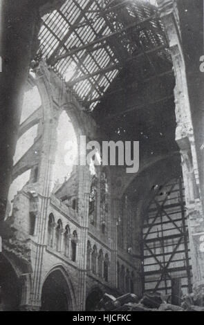 Antike c1918 Foto, Innenraum der Kathedrale von Reims in Ruinen, Frankreich. Stockfoto