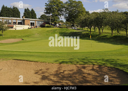 Blick auf das 18. Grün, Clubhaus, Kirsche Lodge Golf Club, Biggin Hill, Kent, England Stockfoto