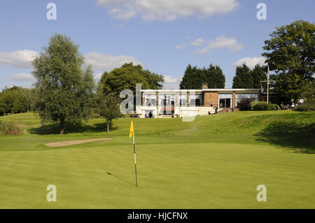 Blick auf das 18. Grün, Clubhaus, Kirsche Lodge Golf Club, Biggin Hill, Kent, England Stockfoto