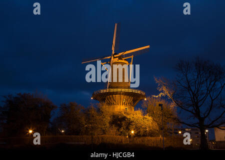 Berühmten holländischen Windmühle in der Universität Leiden in den Niederlanden. Stockfoto