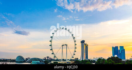 Singapur - 7. Januar 2017: Panorama-Blick auf Marina Bay. Hohen Blick auf Singapore Flyer, Marina Bay ist eines der berühmtesten Sehenswürdigkeit in Sünde Stockfoto