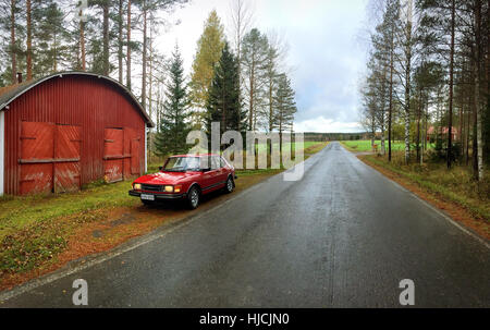 Sukeva, Finnland: ein rotes Saab 99 (1984) auf am Straßenrand geparkt. Stockfoto