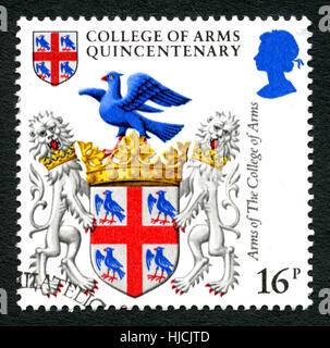 Großbritannien - CIRCA 1984: Eine gebrauchte Briefmarke aus dem Vereinigten Königreich, zeigt eine Abbildung der Arme des College of Arms in der Feier der Colle Stockfoto