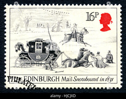 Großbritannien - CIRCA 1984: Eine gebrauchte Briefmarke aus dem Vereinigten Königreich, mit dem Titel Darstellung zur Veranschaulichung The Edinburgh Mail Snowbound 1831, ca. 1984. Stockfoto