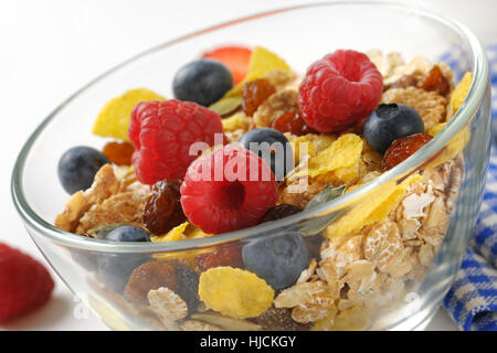 Schüssel mit Getreide und Beerenobst - detail Stockfoto