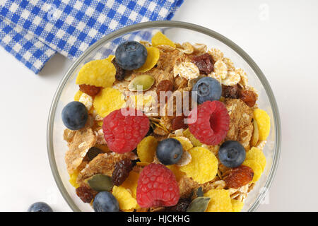 Schüssel von Getreide und Beerenfrucht und karierte Servietten - Nahaufnahme Stockfoto