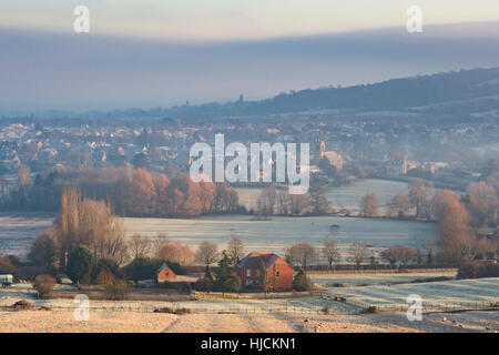 Broadway an einem frostigen Winter nebligen Morgen. Broadway, Cotswolds, Worcestershire, England Stockfoto