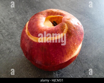 Teilweise geschälte roten gesunden Apfel. Stockfoto