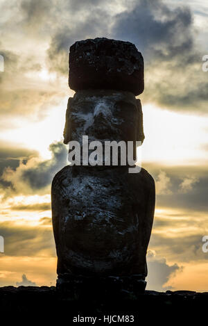 Sonnenaufgang am Moai auf Tongariki zeremonielle Plattform in Ostern Island.Tongariki ist die größte Plattform (Ahu) mit 15 Moai (Statuen) Stockfoto