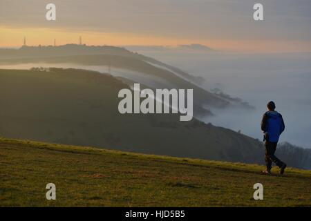 Devil es Dyke, East Sussex 23. Januar 2017 die sanften Hügel der South Downs National Park in der Nähe von Brighton über dem Nebel bei Sonnenuntergang zu erheben. © Peter Cripps/Alamy Live-Nachrichten Stockfoto