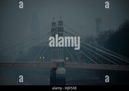 Battersea Bridge, London, UK. 23. Januar 2017. Eine neblige Hauptverkehrszeit führt zu verdeckt Ansichten durch Albert Bridge in Richtung Battersea Power Station. London-23. Januar 2017-Credit: Guy Bell/Alamy Live-Nachrichten Stockfoto