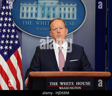 Washington DC, USA. 23. Januar 2017. White House Pressesprecher Sean Spicer hält seine ersten Briefing für die Medien in die Brady Press Briefing-Room des weißen Hauses in Washington, DC auf Montag, 23. Januar 2017. Bildnachweis: Ron Sachs/CNP /MediaPunch Credit: MediaPunch Inc/Alamy Live-Nachrichten Stockfoto