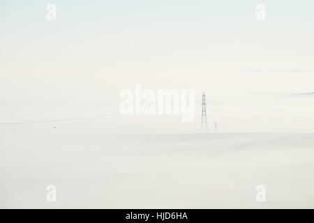 Nebligen Morgen um Hardy Monument, in der Nähe von Dorchester, Dorset, UK. 23. Januar 2017. Ein nebliger Start in den Tag in Dorset mit Pylonen im Nebel. © Dan Tucker/Alamy Live-Nachrichten Stockfoto