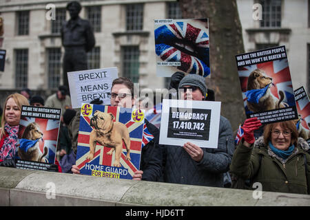 London, UK. 23. Januar 2017. Pro-Austritt-Aktivisten besuchen eine "Austritt friedliche laut und stolz" Rallye organisiert von UKIP außerhalb Downing Street. Aktivisten wollen erreichen, dass die EU-Referendum-Abstimmung umgesetzt wird. Bildnachweis: Mark Kerrison/Alamy Live-Nachrichten Stockfoto