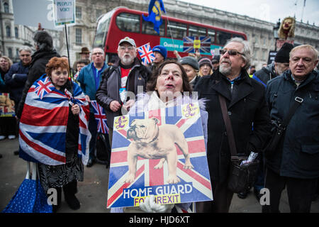 London, UK. 23. Januar 2017. Pro-Austritt-Aktivisten besuchen eine "Austritt friedliche laut und stolz" Rallye organisiert von UKIP außerhalb Downing Street. Aktivisten wollen erreichen, dass die EU-Referendum-Abstimmung umgesetzt wird. Bildnachweis: Mark Kerrison/Alamy Live-Nachrichten Stockfoto