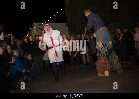 Devon, UK. 21. Januar 2017. Das Dorf von Stoke Gabriel, Devon, feiert seinen jährlichen Wassail - eine mittelalterliche englische Ritual trinken soll eine gute Apfelwein Apfelernte im folgenden Jahr gewährleistet.  Die Ereignisse besteht aus Morris Tanz, Magie, Musik, Apfelwein trinken, ein Laternenumzug und uralten Wassail Zeremonie in die lokalen Apfelplantage, beaufsichtigt von der Wassail Master Of Ceremonies. Bildnachweis: David Lager/Alamy Live-Nachrichten Stockfoto