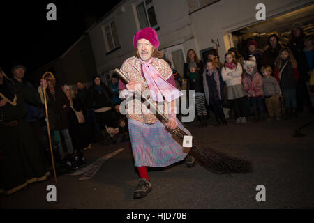 Devon, UK. 21. Januar 2017. Das Dorf von Stoke Gabriel, Devon, feiert seinen jährlichen Wassail - eine mittelalterliche englische Ritual trinken soll eine gute Apfelwein Apfelernte im folgenden Jahr gewährleistet.  Die Ereignisse besteht aus Morris Tanz, Magie, Musik, Apfelwein trinken, ein Laternenumzug und uralten Wassail Zeremonie in die lokalen Apfelplantage, beaufsichtigt von der Wassail Master Of Ceremonies. Bildnachweis: David Lager/Alamy Live-Nachrichten Stockfoto