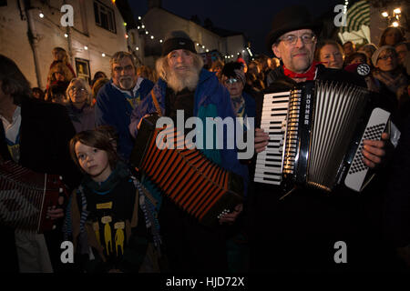 Devon, UK. 21. Januar 2017. Das Dorf von Stoke Gabriel, Devon, feiert seinen jährlichen Wassail - eine mittelalterliche englische Ritual trinken soll eine gute Apfelwein Apfelernte im folgenden Jahr gewährleistet.  Die Ereignisse besteht aus Morris Tanz, Magie, Musik, Apfelwein trinken, ein Laternenumzug und uralten Wassail Zeremonie in die lokalen Apfelplantage, beaufsichtigt von der Wassail Master Of Ceremonies. Bildnachweis: David Lager/Alamy Live-Nachrichten Stockfoto