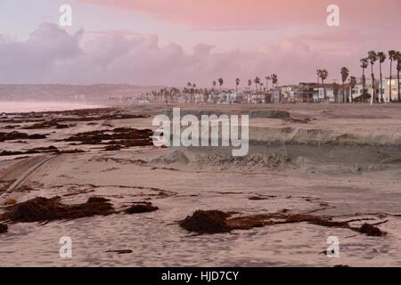 San Diego, USA. 23. Januar 2017. Den letzten schwere Stürme und hohe Brandung weggespült Strände rund um Pacific Beach in San Diego, Kalifornien. Der National Weather Service erteilt eine Gale Erwärmung, hohe Brandung Beratungs- und Strand Gefahrenhinweis. Bildnachweis: John D. Ivanko/Alamy Live-Nachrichten Stockfoto