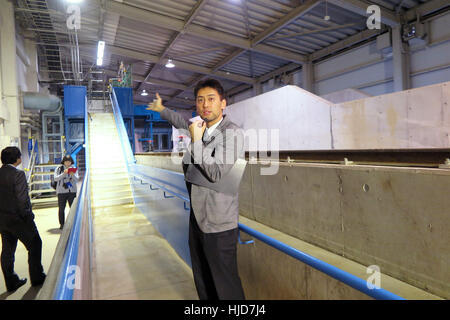 Kyoto, Japan. 28. November 2016. Professor Kenji Kawaike von Disaster Prevention Research Institut (DPRI) spricht auf dem Hochwasser Gerät in der Nähe einer Flug-Treppe in Kyoto, Japan, 28. November 2016. Kawaike arbeitet an der "Ujigawa offene Labor" seines Instituts, eine der größten Installationen auf der ganzen Welt für die Simulation der verheerenden Stürme, Regenfälle und Überschwemmungen. Foto: Lars Nicolaysen/Dpa/Alamy Live News Stockfoto