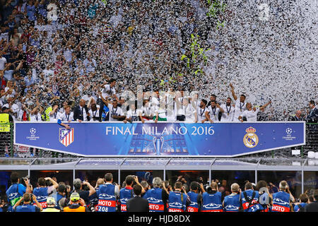 San Siro, Mailand, Italien. 28. Mai 2016. Real Madrid-Team Gruppe (Real), 28. Mai 2016 - Fußball: UEFA Champions League Finale zwischen Real Madrid und Atletico Madrid im Stadion San Siro, Mailand, Italien. Bildnachweis: D.Nakashima/AFLO/Alamy Live-Nachrichten Stockfoto