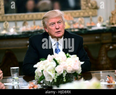 Washington, DC, USA. 23. Januar 2017.  US-Präsident Donald Trump veranstaltet einen Empfang für uns Haus und uns Senat republikanischen und demokratischen Führer in der State Dining Room des weißen Hauses in Washington, DC am Montag, 23. Januar 2017. Bildnachweis: Dpa picture Alliance/Alamy Live News Stockfoto