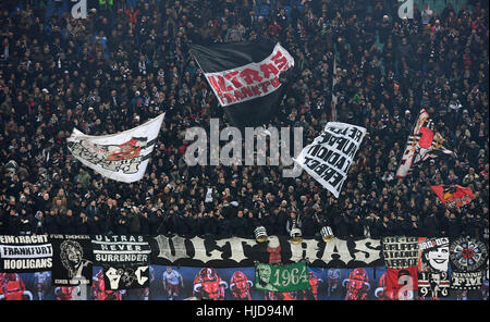 Leipzig, Deutschland. 21. Januar 2017. Frankfurt-Fans auf der Tribüne während der deutschen Fußball-Bundesliga-match zwischen RB Leipzig und Eintracht Frankfurt in der Red Bull Arena in Leipzig, Deutschland, 21. Januar 2017. Foto: Hendrik Schmidt/Dpa-Zentralbild/ZB/Dpa/Alamy Live News Stockfoto