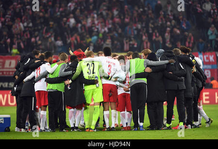 Leipzig, Deutschland. 21. Januar 2017. Leipziger Spieler am Ende der deutschen Fußball-Bundesliga-match zwischen RB Leipzig und Eintracht Frankfurt in der Red Bull Arena in Leipzig, Deutschland, 21. Januar 2017. Foto: Hendrik Schmidt/Dpa-Zentralbild/ZB/Dpa/Alamy Live News Stockfoto