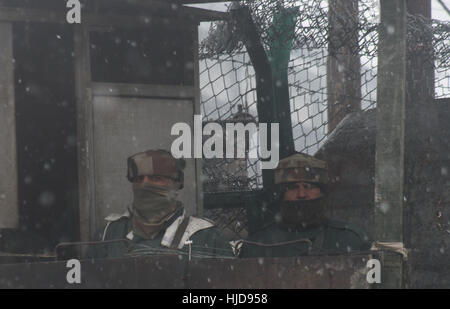 Srinagar, indische verabreicht Kaschmir. 24. Januar 2017. Indischen zentrale Reserve Police Force (CRPF) Soldaten Wache stehen in einem Bunker, die, den Sicherheit in Jammu und Kaschmir vor Indiens Unabhängigkeitstag am 26 Januar Aimd Neuschnee angezogen ist, betrifft Flugbetrieb. Die meisten Gebiete in Kaschmir erhielt Neuschnee am Dienstag auch als meteorologische Abteilung in den nächsten zwei Tagen weit verbreitete Schneefall oder Regen im Tal prognostiziert hat. Bildnachweis: Sofi Suhail/Alamy Live-Nachrichten Stockfoto