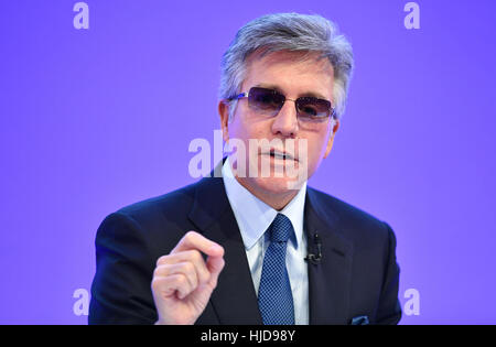 Walldorf, Deutschland. 24. Januar 2017. Der Vorstand Sprecher des Softwareunternehmens SAP, Bill McDermott (R), auf einer Konferenz in Walldorf, Deutschland, 24. Januar 2017. Das Unternehmen präsentiert seine jährlichen finanziellen Kennzahlen. Foto: Uwe Anspach/Dpa/Alamy Live News Stockfoto