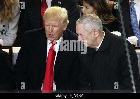 Washington, DC, USA. 20. Januar 2017. US-Präsident Donald J. Trump und James Mattis, Minister fuer Verteidigung sprechen während der Einweihung Parade von Trump als 45. Präsident der Vereinigten Staaten vor dem weißen Haus auf Freitag, 20. Januar 2017 in Washington, D.C. © 2017 Patrick T. Fallon Credit: Patrick Fallon/ZUMA Draht/Alamy Live News Stockfoto